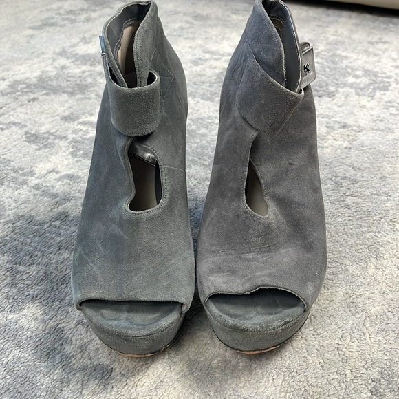 MICHAEL Michael Kors Devenport Suede Leather Cutout Heels Booties Gray Sz 7 - Picture 3 of 14